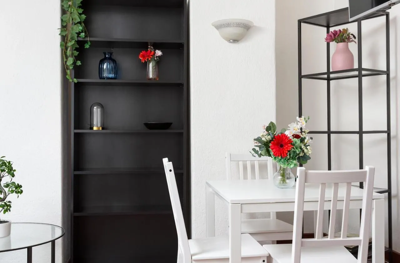 1 Bedroom & 1 Living Room Apt - Duomo 5 Милан 0*,  Италия