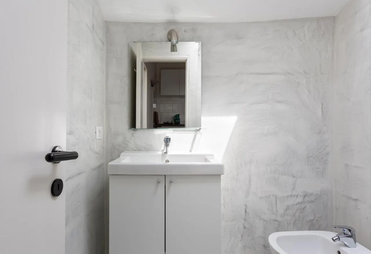 1 Bedroom & 1 Living Room Apt - Duomo 5 Милан 0*,  Италия